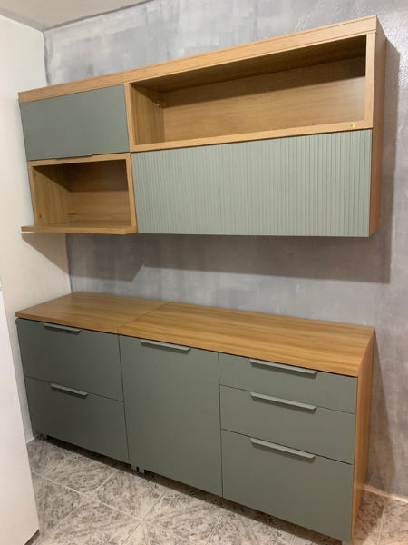 Armario de cozinha cinza montado