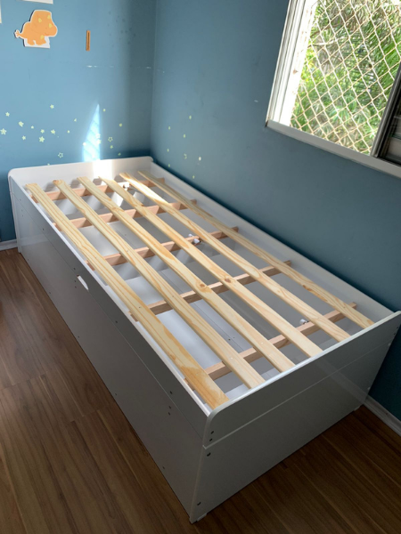 Cama de solteiro branca montada