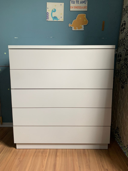 Criado mudo branco montado