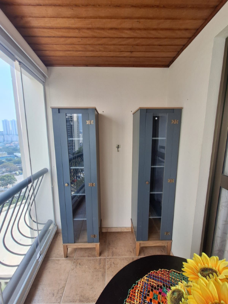 Duas estantes separadas montadas