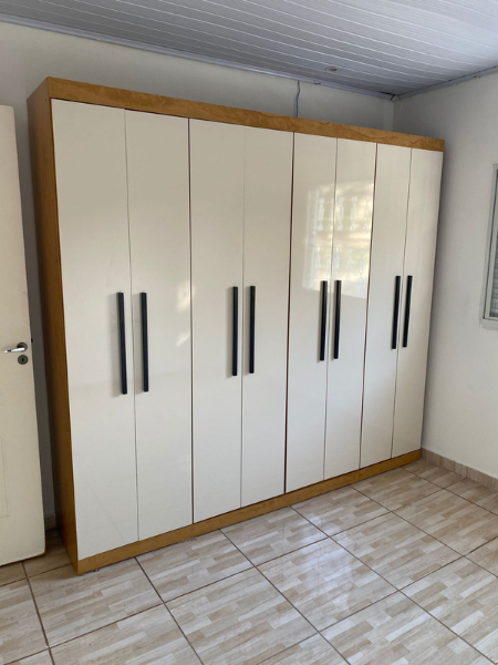 Guarda roupa grande branco montado