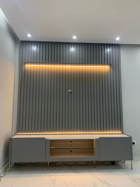 Painel de TV ripado montado